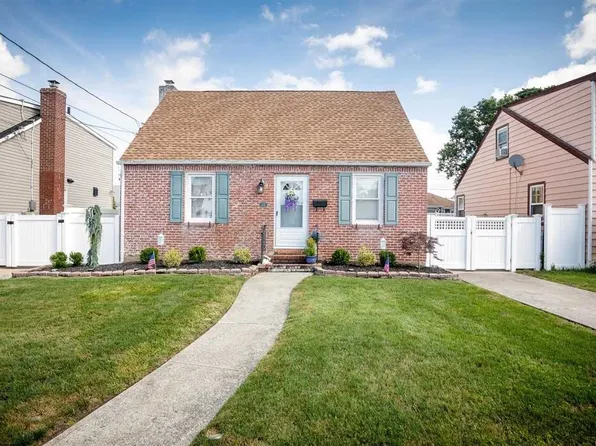 634 Wool Ave, Franklin Square, NY 11010