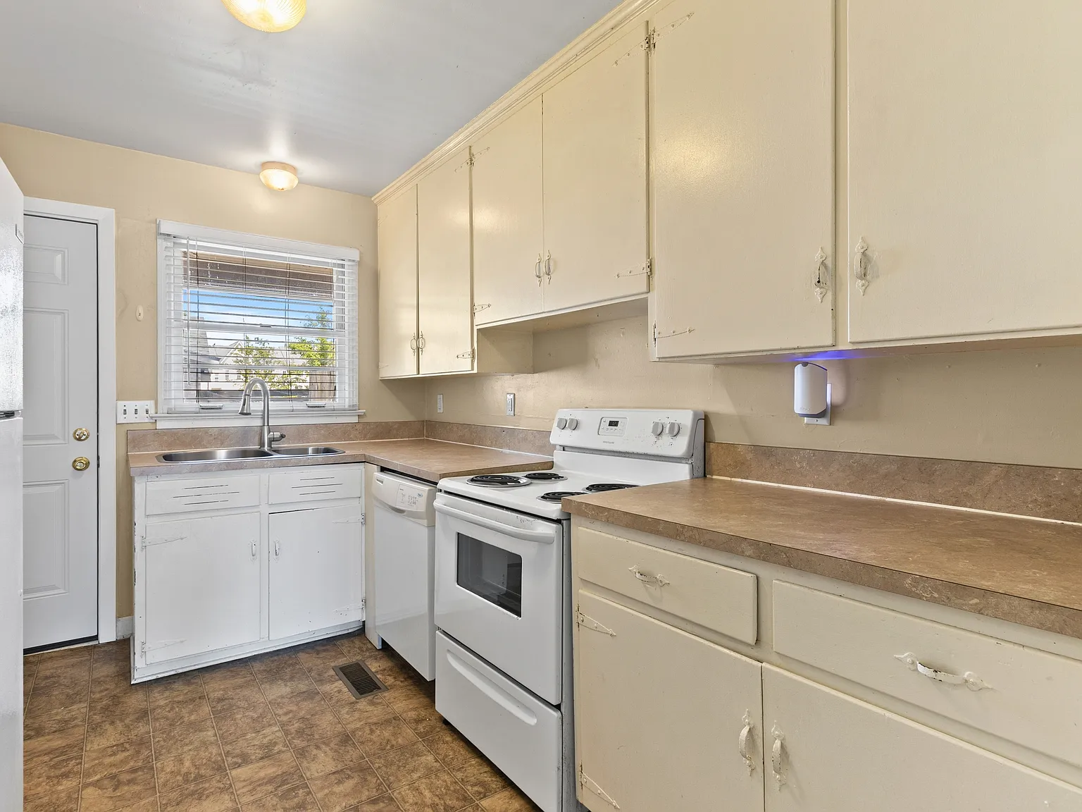 503 E Glenn Avenue - NA — Photo 4