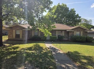 521 Newcastle Dr, Desoto, TX 75115