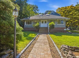 6 Barnhart Place, Shoreham, NY 11786