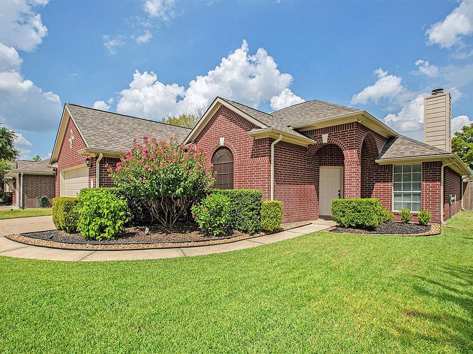Welcome to 14910 Emerald Moss Court.