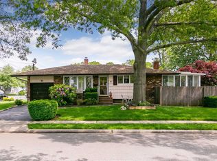 17 8th Ave, Farmingdale, NY 11735