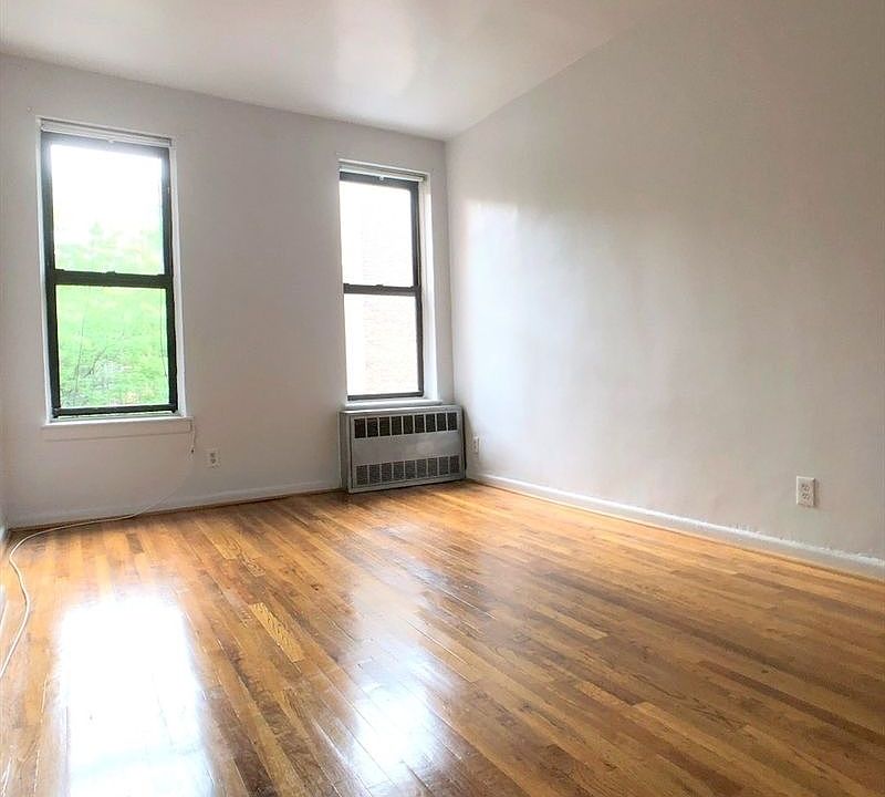 2nd image of 928 Amsterdam Ave APT 2