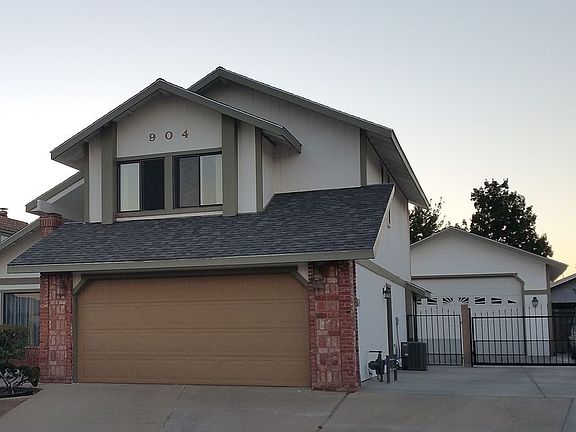 House with detached garage