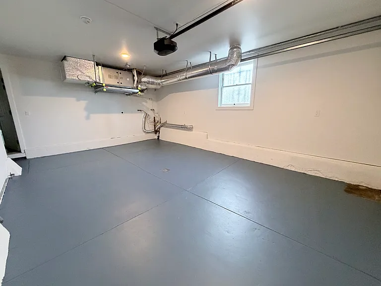 Large garage with w/d hook ups