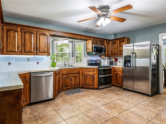 3rd image of 18 Cardinal Ct