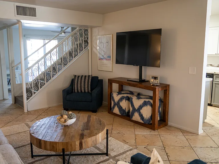 152 S Randolph Way — Photo 3