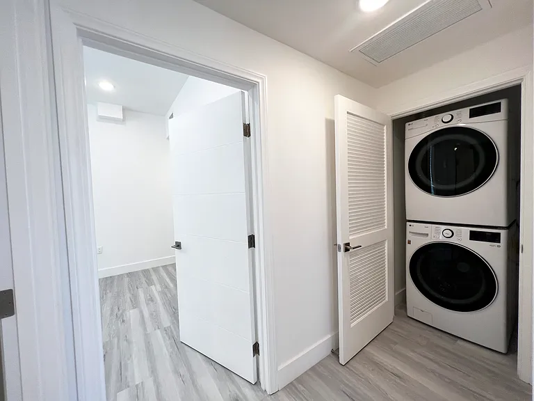 547 N Heliotrope Dr — Photo 12