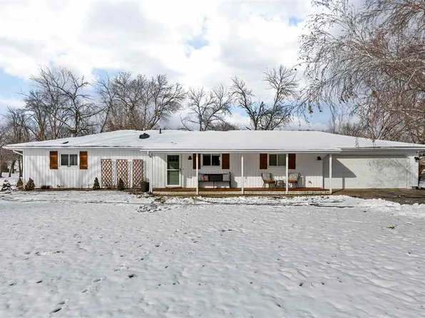 695 S Troy Rd, Robins, IA 52328