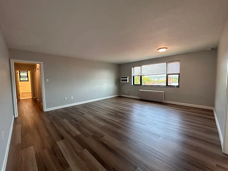 Royal Gardens Apartments — Photo 30