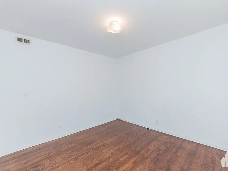 1944 W Winona St #3 — Photo 1