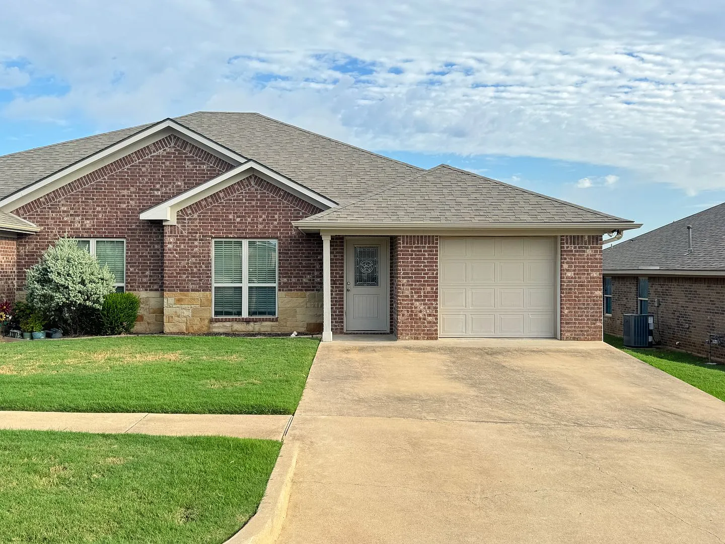 328 Princess Place — Photo 3
