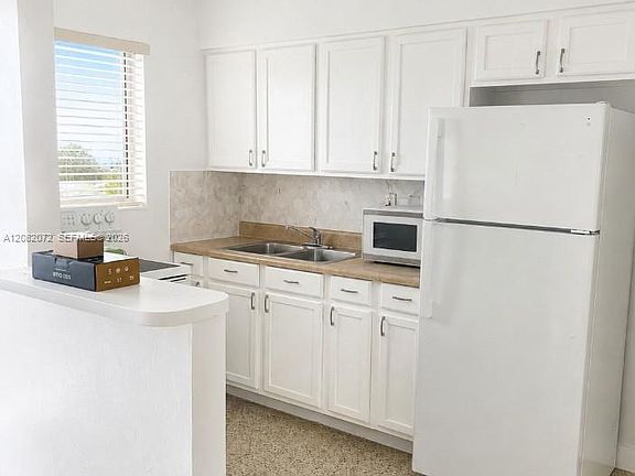 3rd image of 33 W 22nd St #2