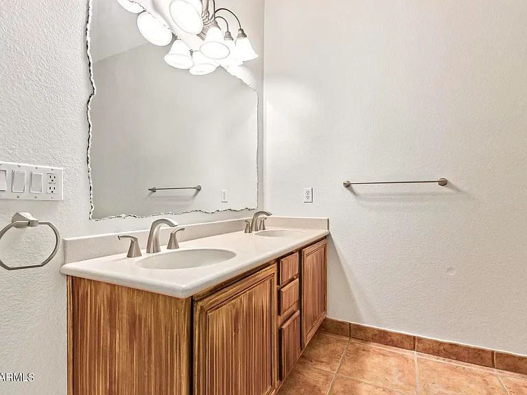 2809 E Janice Way — Photo 12