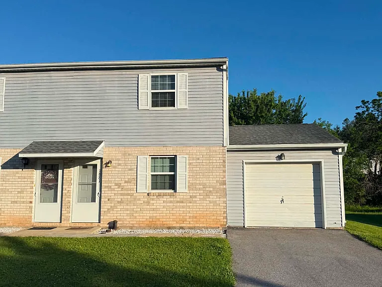 1881 Pineview Dr — Photo 1