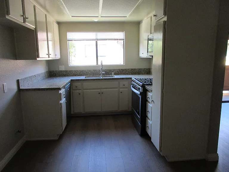 Las Flores Gardens Apartments — Photo 26