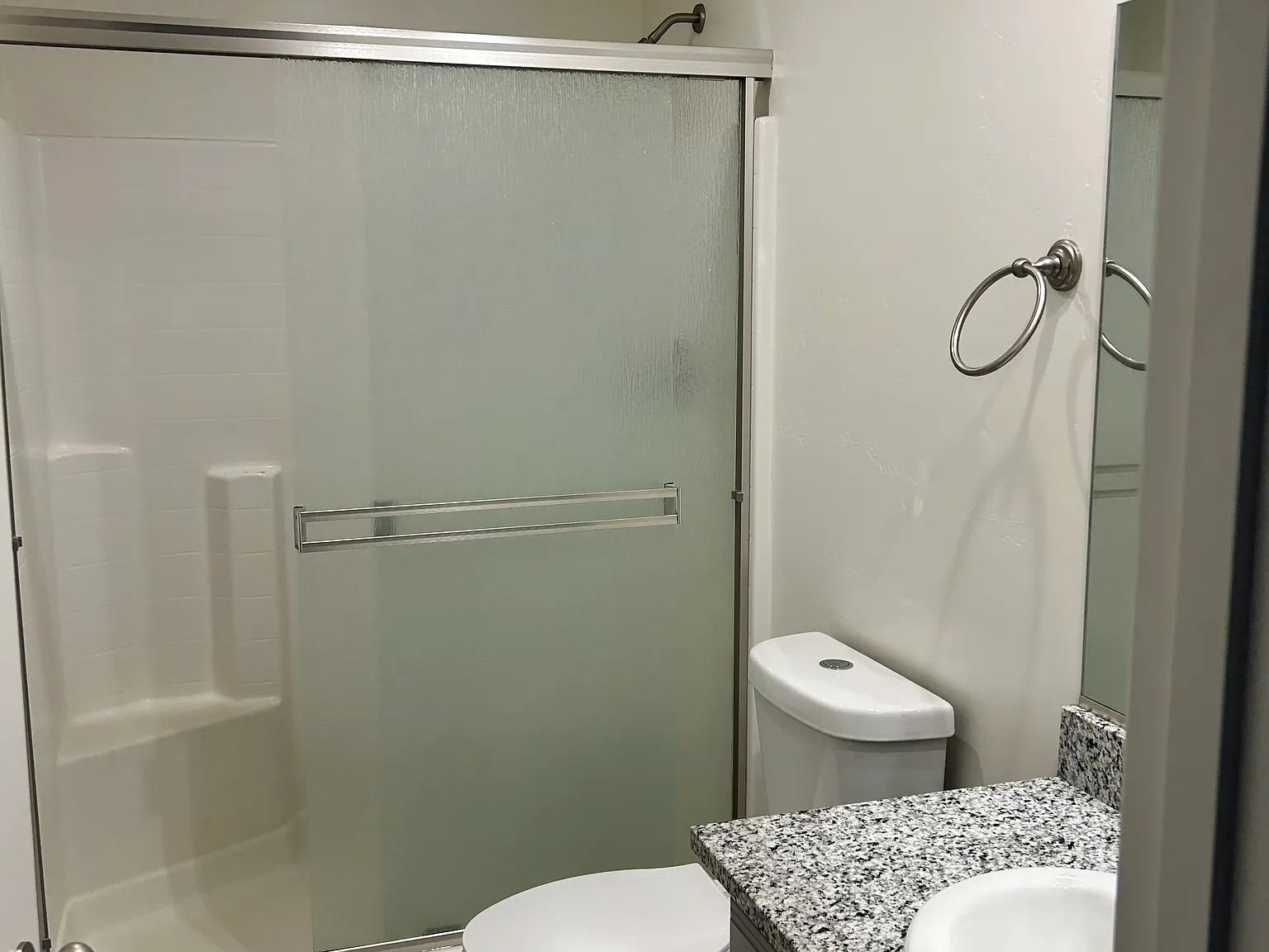 3 bed, $1,400 — Photo 2