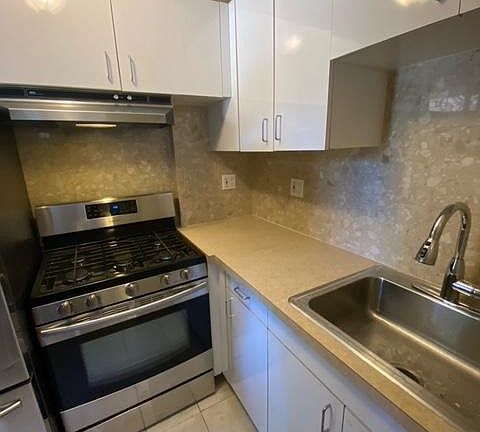 3rd image of 3008 Dewey Ave Floor 2