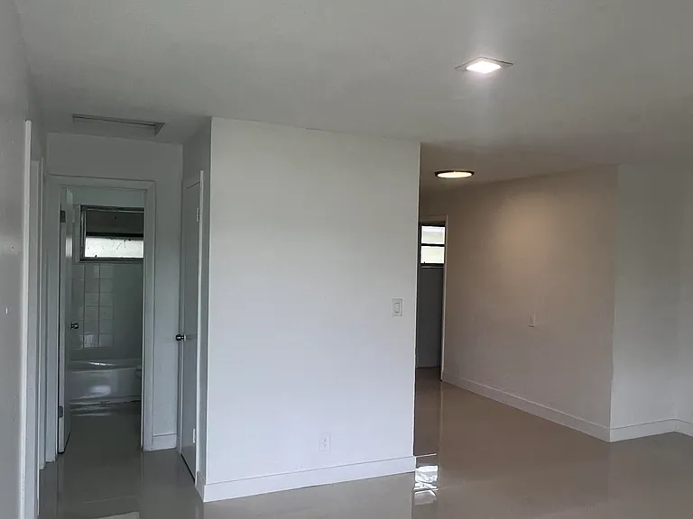 1691 SW 44th Ter #1-2 — Photo 2