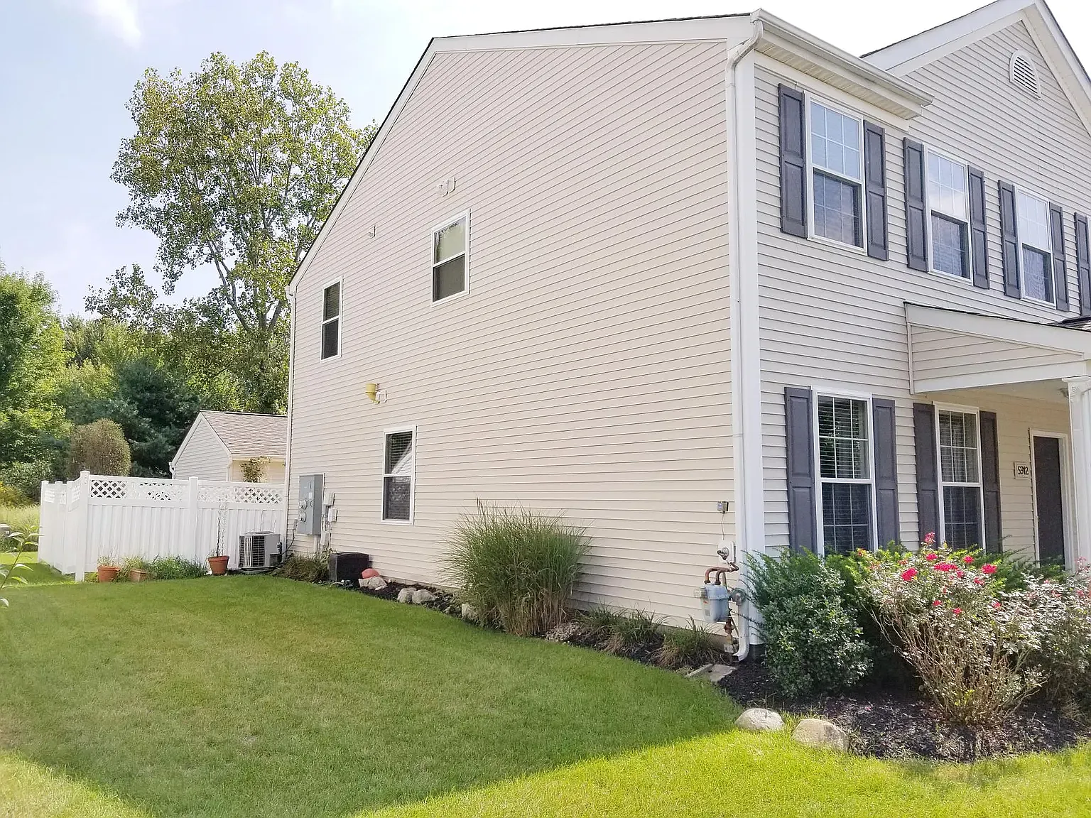 3 bed, 2.5 bath, 1920 sqft, $2,300 — Photo 2