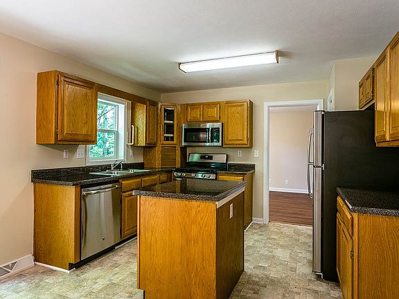3rd image of 308 Magnolia Ct