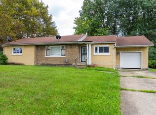 98 Capitol Ct, Farrell, PA 16121