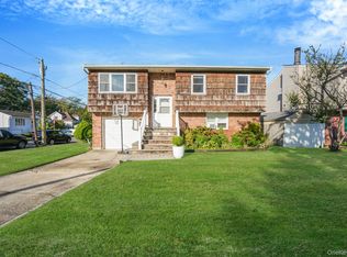 7 Homecrest Ave, Huntington Station, NY 11746