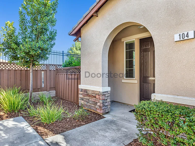 104 Barnhill Dr — Photo 3