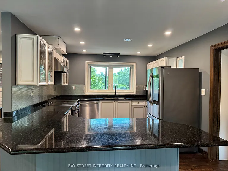 1339 Pinegrove Rd — Photo 4