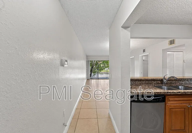 1543 Lake Crystal Dr #G — Photo 12