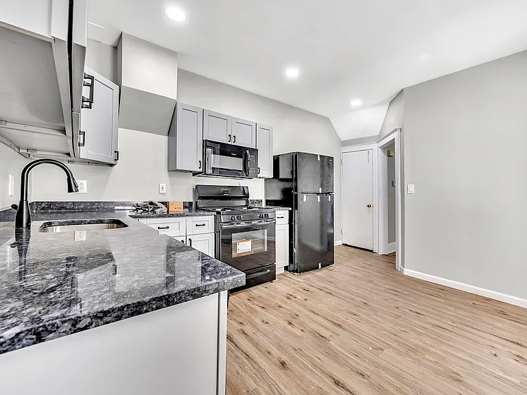 25 Adella Ave — Photo 8
