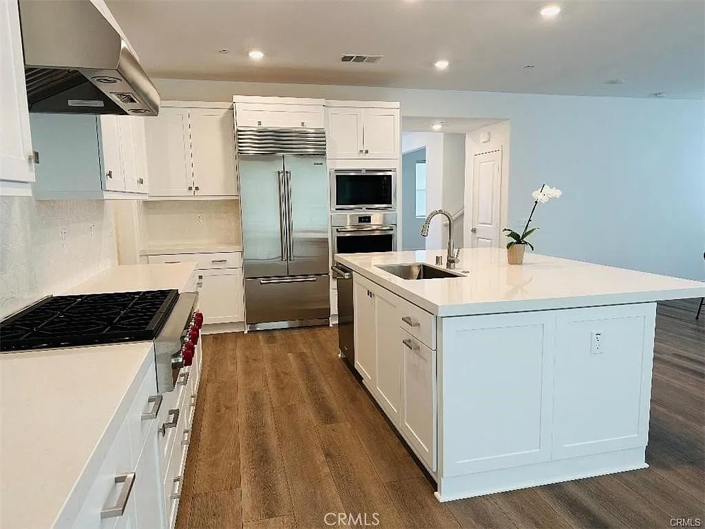 4 bed, 2555 sqft, $7,200 — Photo 4