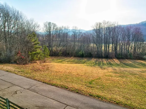 16 & 17A Meadow Creek Dr, Hayesville, NC 28904