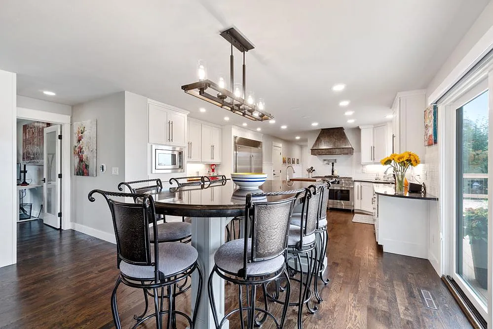 4 bed, 5100 sqft, $5,990 — Photo 4