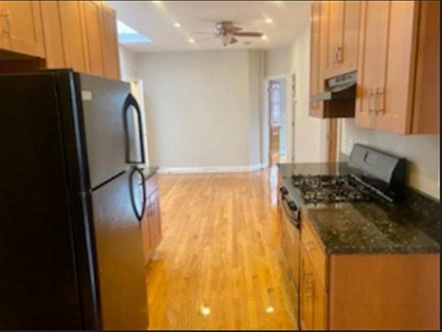 2nd image of 21 Fleet St #32