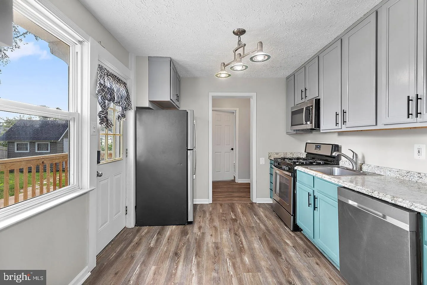 3 bed, 2.0 bath, 924 sqft, $1,950 — Photo 4