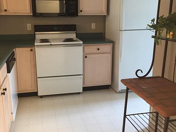 4th image of 9925 Edgewood Ln #8-D