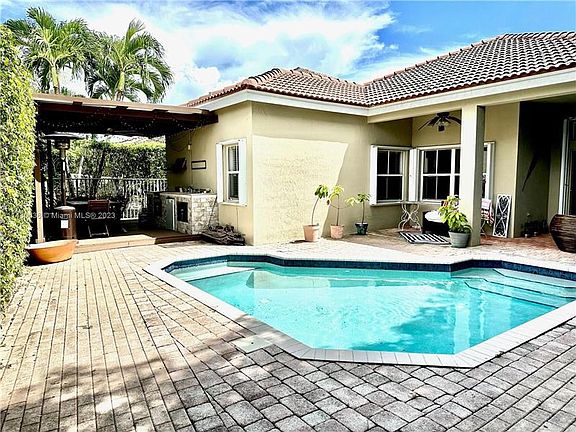 2nd image of 1300 Chinaberry Dr #0