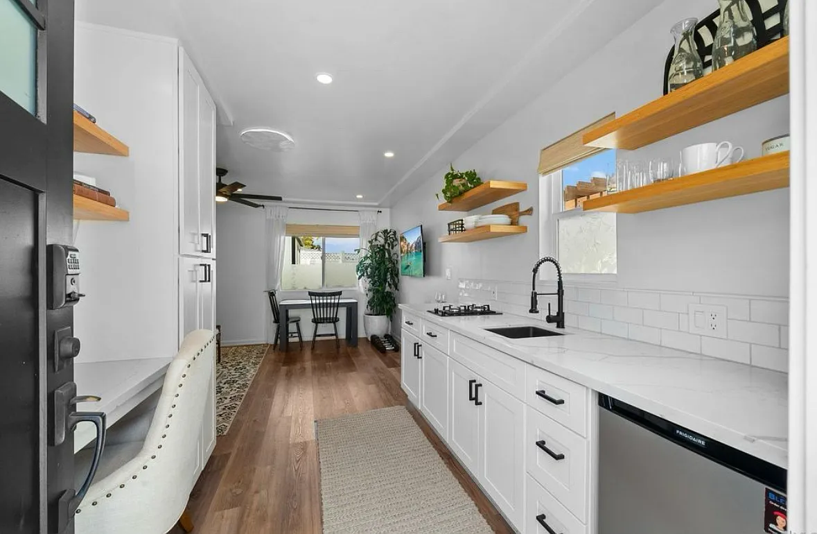Studio, 360 sqft, $2,600 — Photo 3