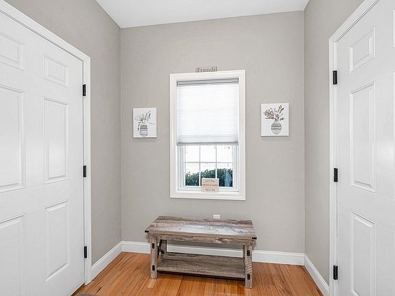 3rd image of 8 Crown Point Circle