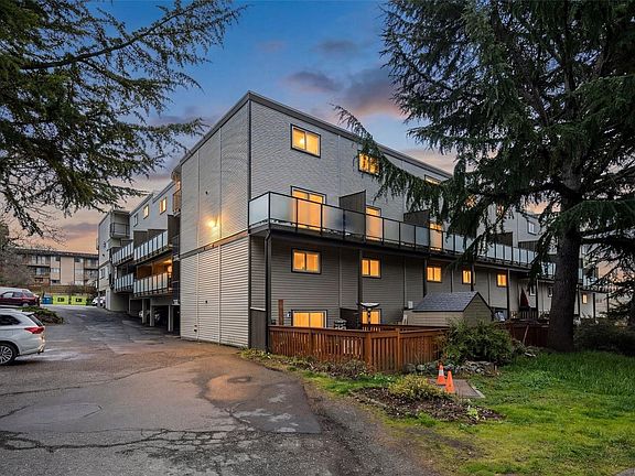 3rd image of 991 Cloverdale Ave #207
