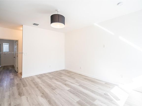 5th image of 1561 Jefferson Ave #10