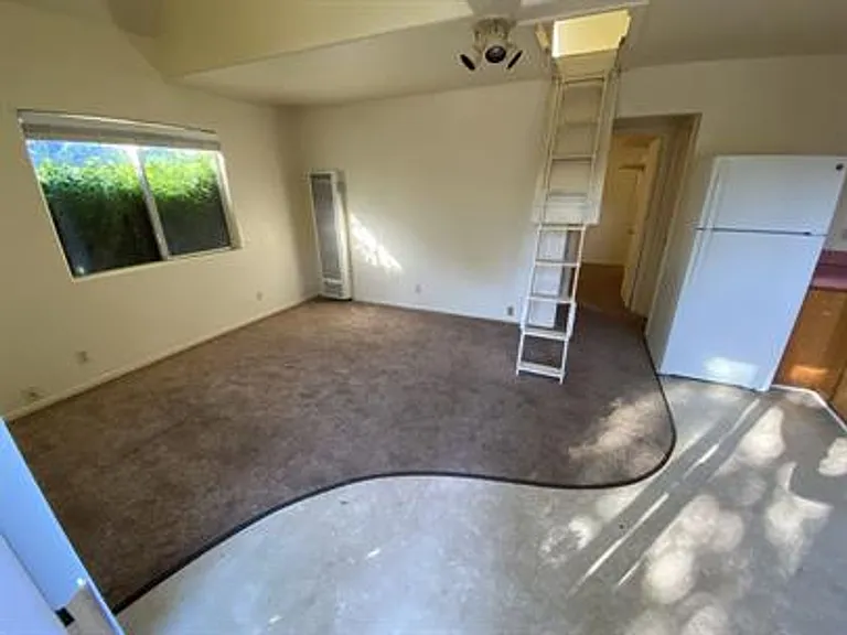 1213 Spear Ave — Photo 5