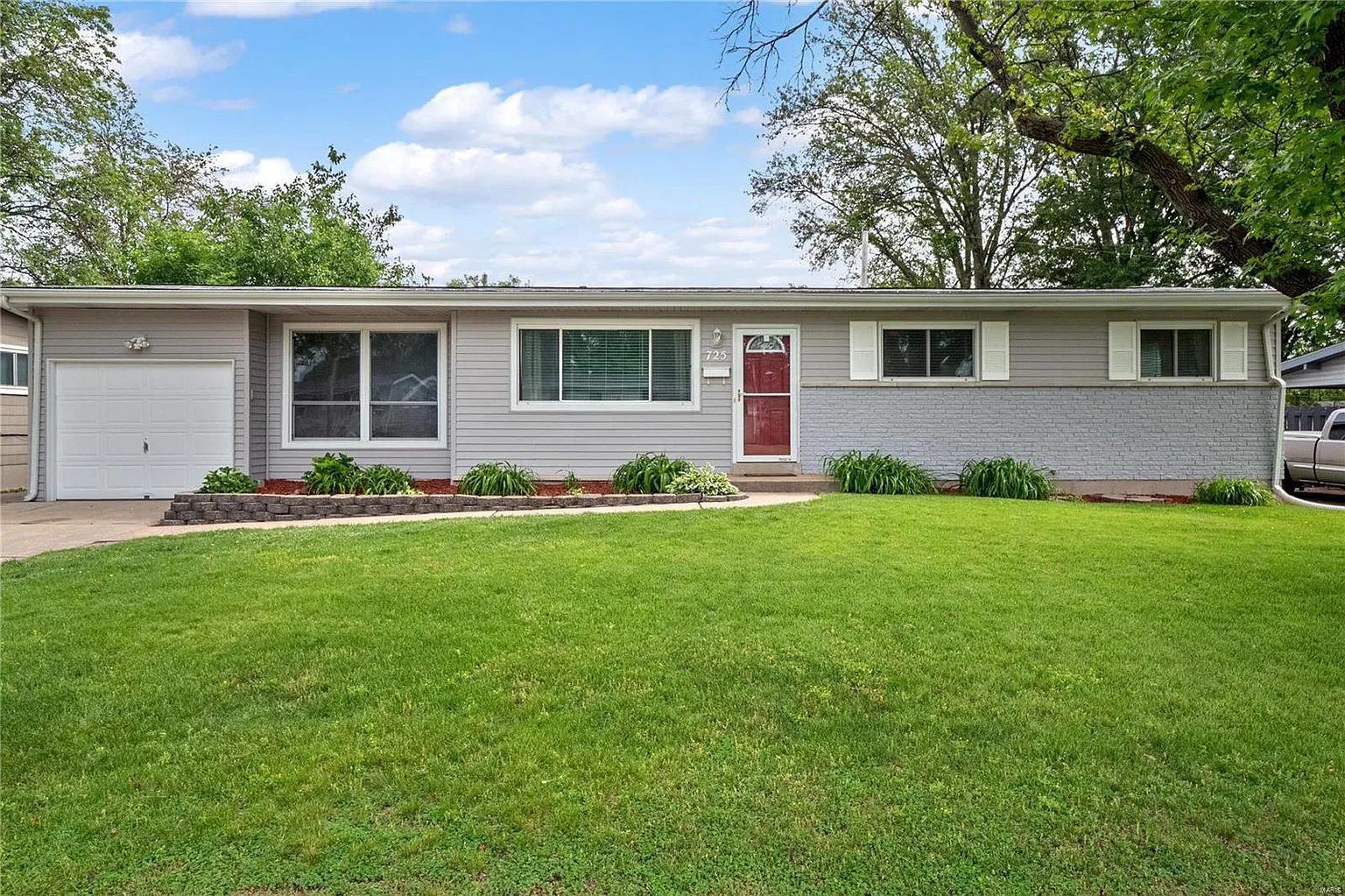 725 Crabapple Ln photo 1