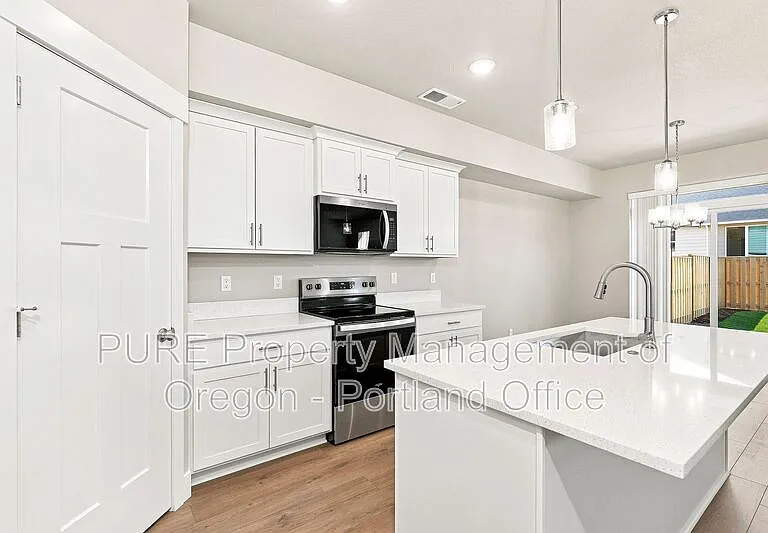 582 NE Alderwood Dr — Photo 22