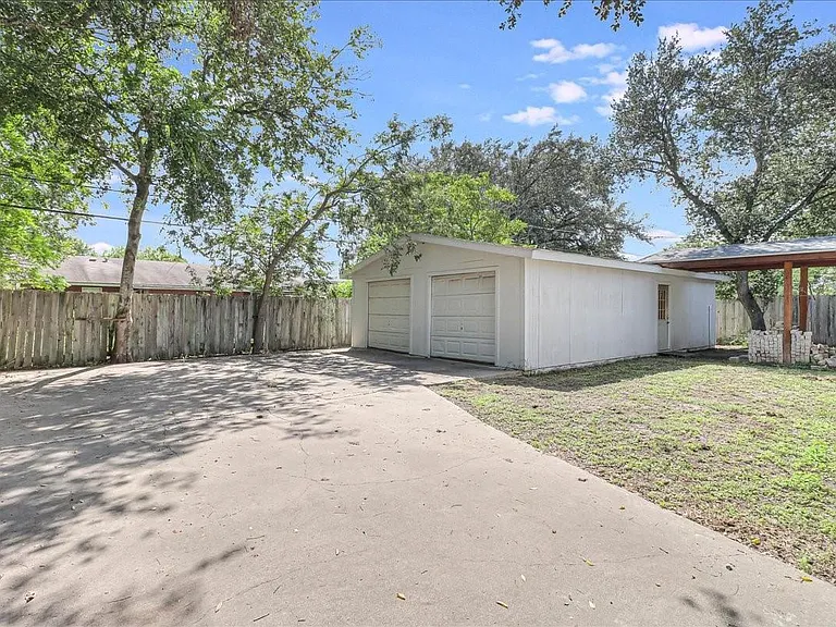 2111 E Lott Ave — Photo 44