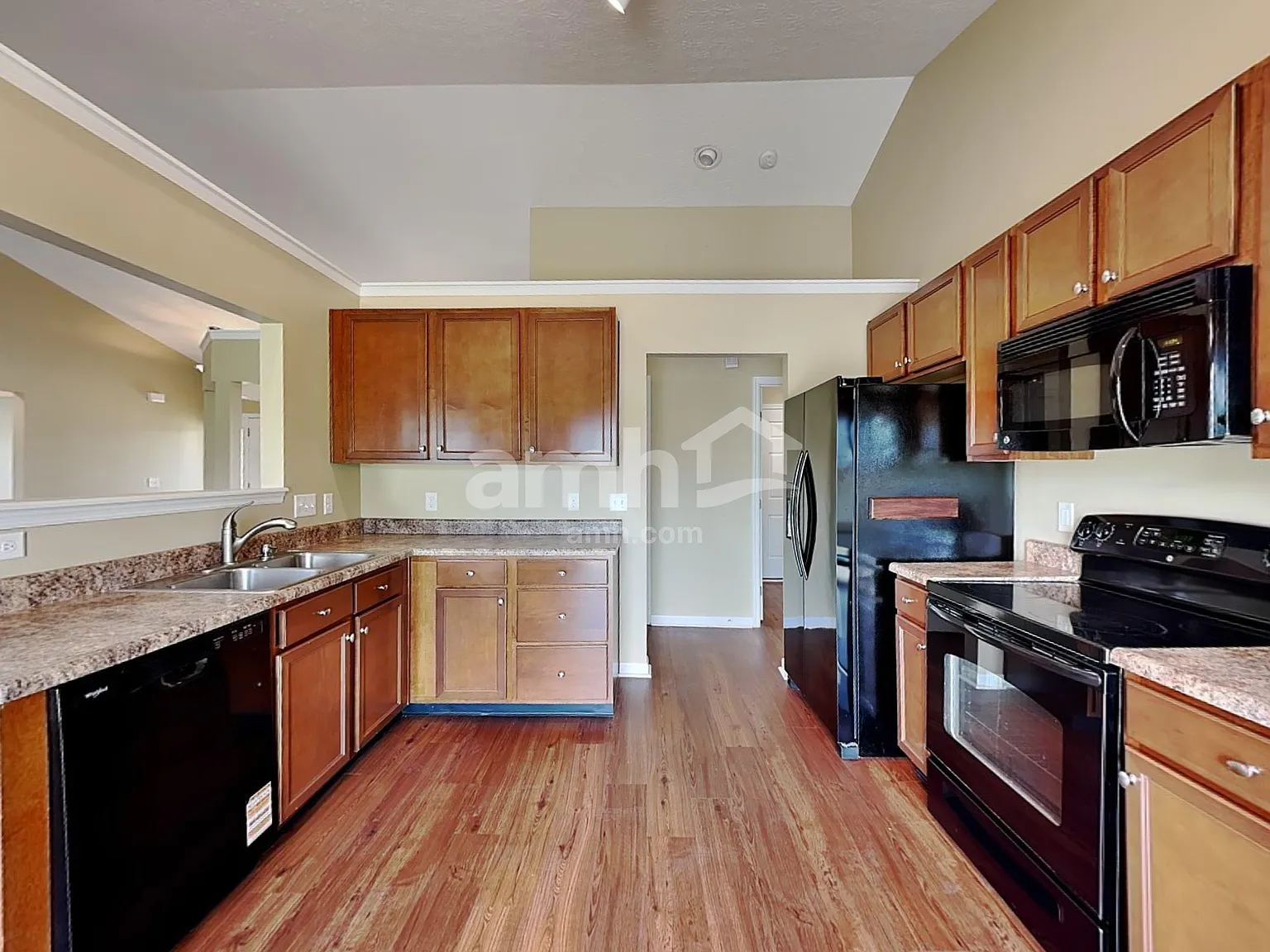 3 bed, 2.0 bath, 1587 sqft, $2,570 — Photo 3