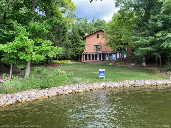 3583 Mitchell Rd, Lapeer, MI 48446