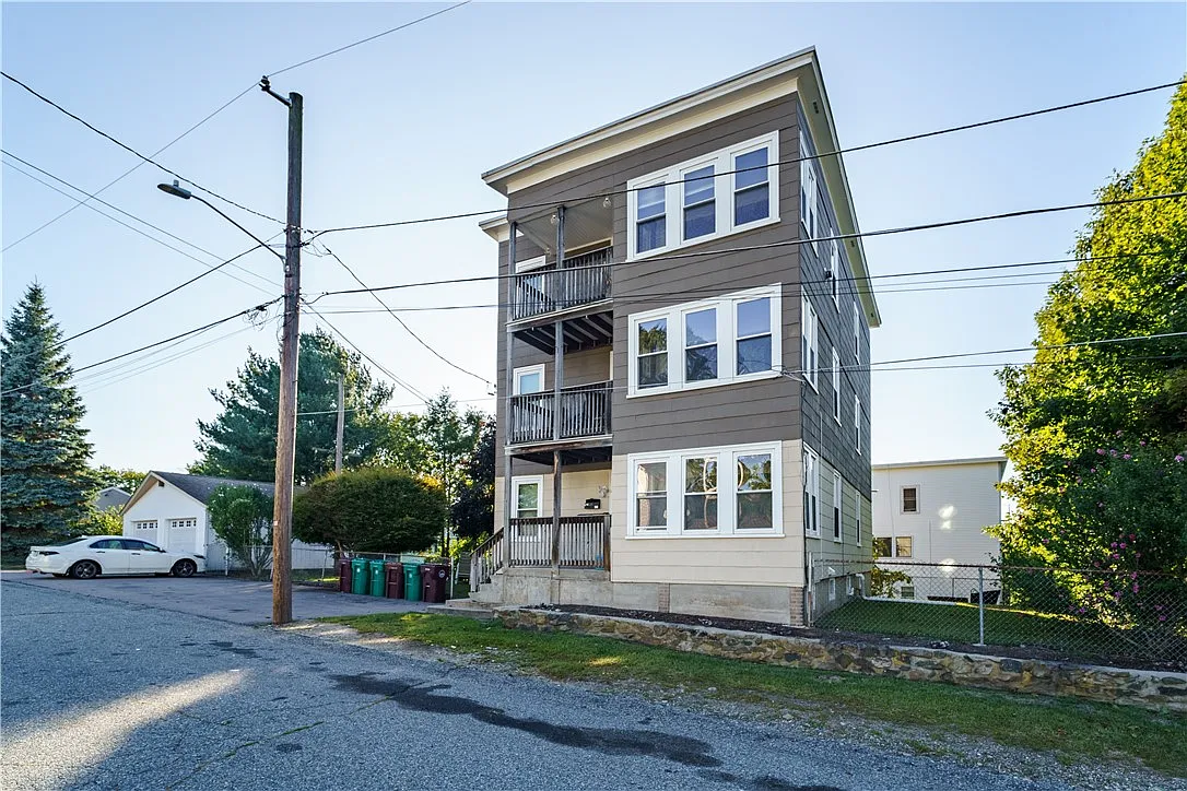 3 bed, 1.0 bath, 1071 sqft, $1,800 — Photo 1