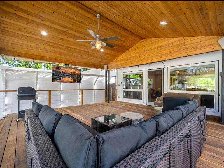 7106 Lasaine Ave — Photo 14